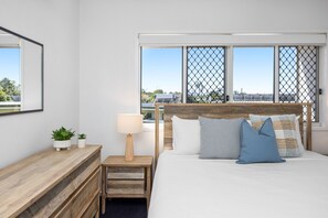 2 bedrooms, iron/ironing board, Internet, bed sheets - Bright Townhouse Near Maroochydore Beaches (Maroochydore)
