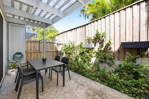 Outdoor dining - Bright Townhouse Near Maroochydore Beaches (Maroochydore)