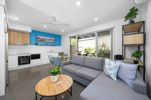 Smart TV - Bright Townhouse Near Maroochydore Beaches (Maroochydore)