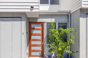 Exterior detail - Bright Townhouse Near Maroochydore Beaches (Maroochydore)