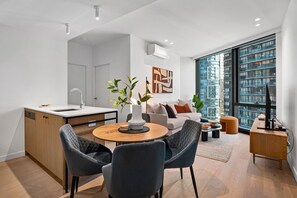 Smart TV, offices - Chic Apartment near Crown Casino,Pool, Gym & Views (Southbank)