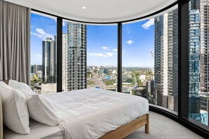 2 bedrooms, desk, iron/ironing board, Internet - Chic Apartment near Crown Casino,Pool, Gym & Views (Southbank)