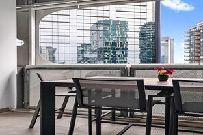 Outdoor dining - Modern 1 Bed Apartment with City Views (Docklands)