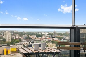 Outdoor dining - Central Southbank Apartment with Pool Access (Southbank)