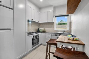 Fridge, microwave, oven, stovetop - Stylish 1 Bed Apartment in East Melbourne (East Melbourne)