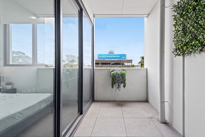 2 bedrooms, iron/ironing board, Internet, bed sheets - Spacious 2-Bed Apartment in Hughesdale (Hughesdale)