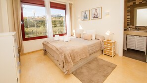 2 bedrooms, iron/ironing board, free WiFi, bed sheets - Viñedos del Mar apt J1 (Manilva)