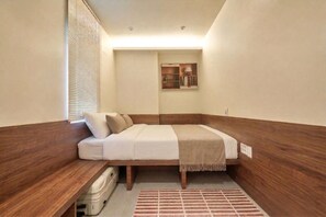 Habitación doble estándar | Espacio para trabajar con laptop y insonorización 