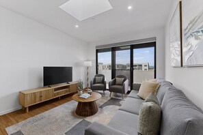 Smart TV - Brand-New 3-Bed Apartment with Scenic Views (Cannington)