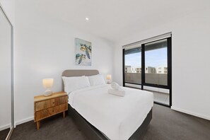 3 bedrooms, iron/ironing board, Internet, bed sheets - Brand-New 3-Bed Apartment with Scenic Views (Cannington)