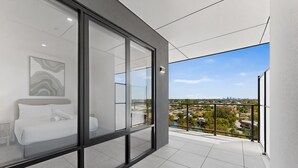 Ein moderner Balkon mit freiem Blick auf die Skyline der Stadt.