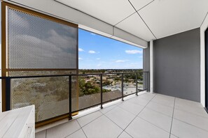 Property grounds - Newly Built Apartment Near Shops and Parks (Cannington)