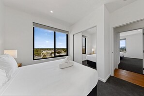 2 bedrooms, iron/ironing board, Internet, bed sheets - Newly Built Apartment Near Shops and Parks (Cannington)