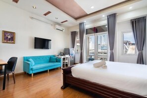 Estudio básico, balcón, vista a la ciudad