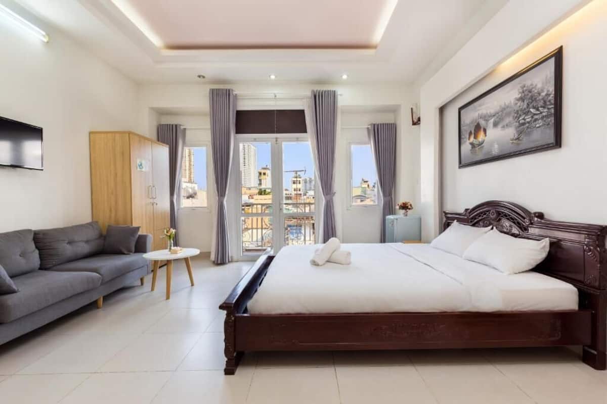 Estudio básico, balcón, vista a la ciudad