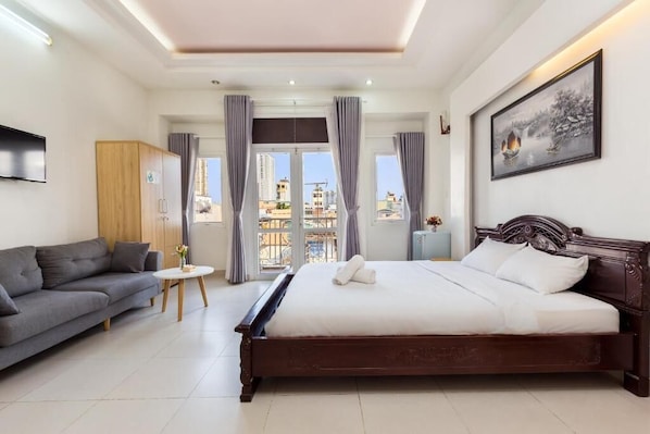 Estudio básico, balcón, vista a la ciudad