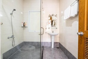 Estudio básico, balcón, vista a la ciudad | Baño