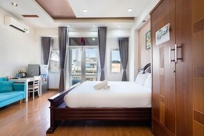 Estudio básico, balcón, vista a la ciudad