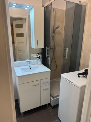 Doccia, asciugacapelli, asciugamani, sapone