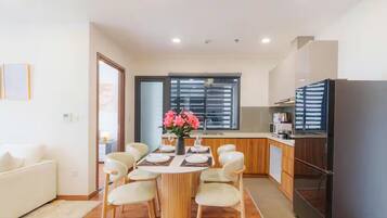 Deluxe-Apartment, 2 Schlafzimmer, Küche | Speisen