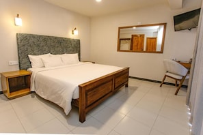Quarto casal standard, vista para a montanha | Cofres nos quartos, Wi-Fi de cortesia