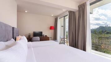 Habitación triple superior, vistas a la montaña | Caja fuerte y wifi gratis