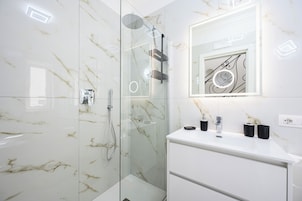 Apartment, Sea View | Bathroom | Shower, free toiletries, hair dryer, bidet