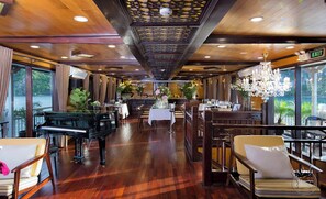 Bar (on property) - Lan Ha Bay 4 Star Cruise  (Ha Long)