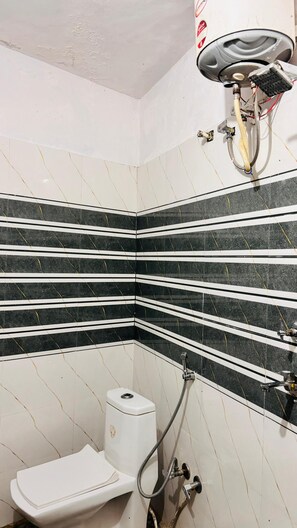 Standard Room | Bathroom | Shower, towels, soap, shampoo - Hotel 4u By V4Y Hotel and Resorts (Rishikesh)