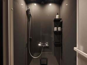 Habitació superior | Bany | Articles de tocador gratuïts, sabatilles, tovalloles i xampú 