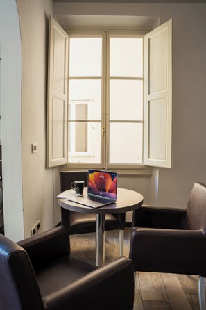 Comfort-værelse til 4 personer - udsigt til gårdsplads | Interiør