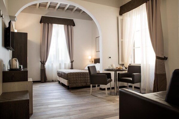 Comfort Quadruple Room, Courtyard View - La finestra su Santa Maria (Firenze)
