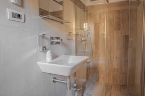 Kahden hengen comfort-huone, parveke, näköala pihalle | Kylpyhuone | Kylpyamme, hiustenkuivaaja, pyyhkeet, saippua