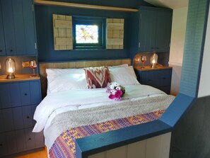 1 bedroom, Internet, bed sheets - Large luxury shepherd's hut with hot tub in the stunning Welsh countryside. (Llandeilo)