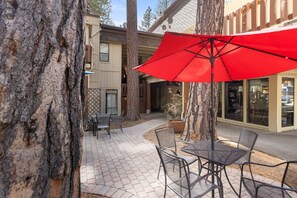 Outdoor dining - Treetop on Country Club (Incline Village)
