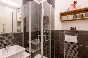 Shower, hair dryer, towels, soap - Princessa Coast - Holiday home "Princessa Coast" (Sylt)