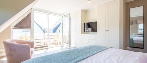 5 bedrooms, iron/ironing board, WiFi, bed sheets