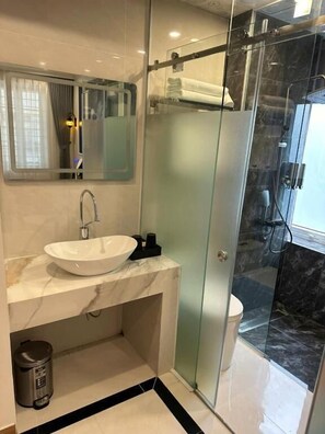 Neljän hengen deluxe-huone | Kylpyhuone