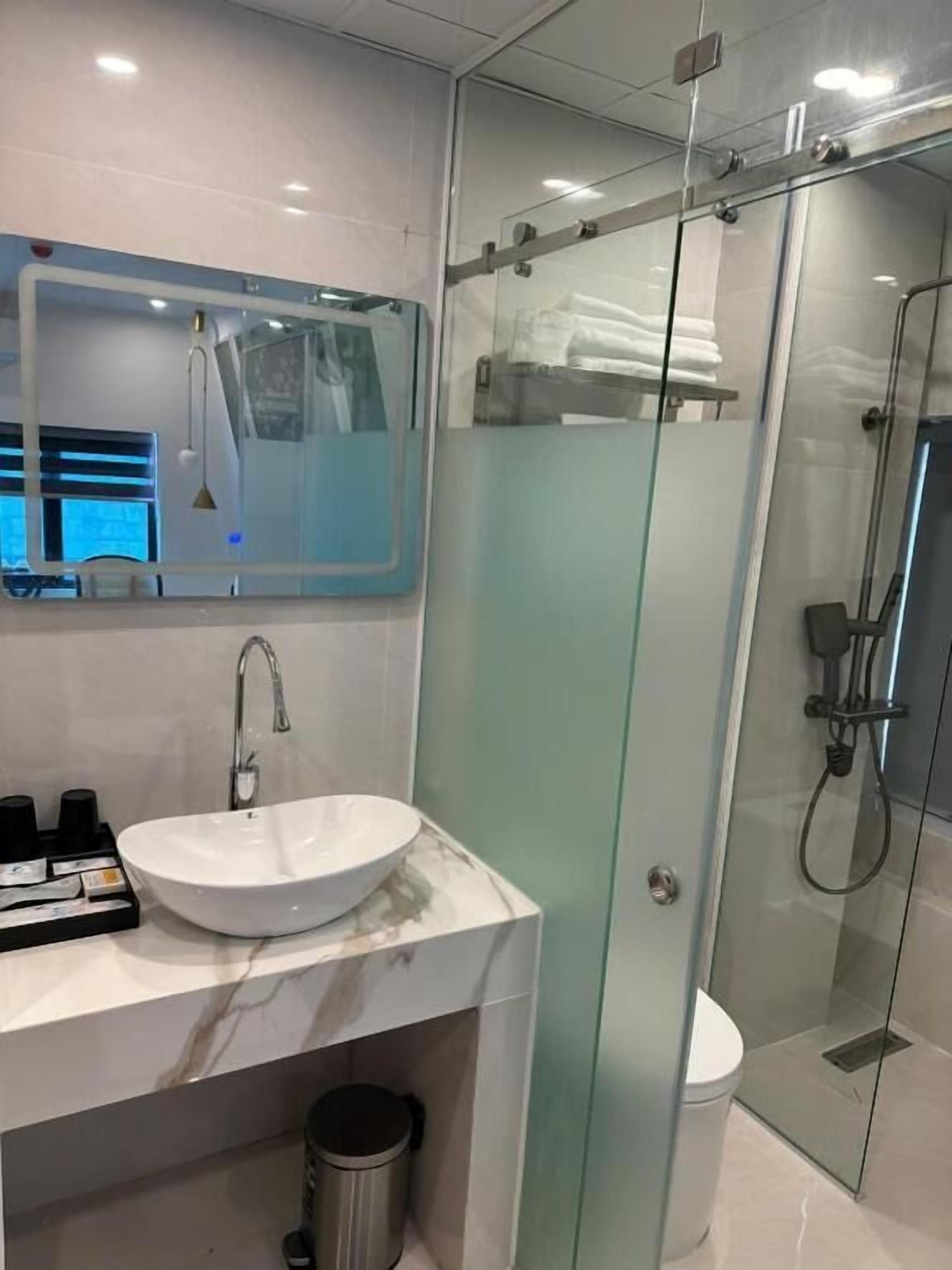 Deluxe Double Room, Balcony, City View | Bathroom