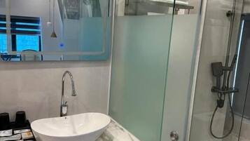 Deluxe Double Room, Balcony, City View | Bathroom