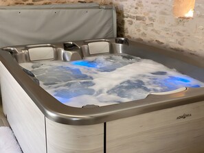 Property grounds - Gîte du Pas de la Mignonne with Private Pool, Wi-Fi, and Air Conditioning (Excideuil)