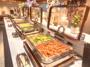 A buffet with various food items in metal containers, each with a glass cover. - Nostalgia Hotel chongqing hongyadong (Chongqing)