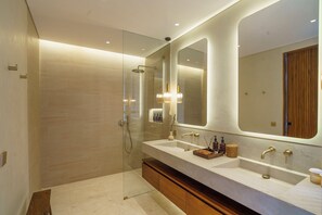 Shower, hair dryer, towels, soap - Tropical 6BR Luxury Villa with Beach Club Pool Design Amazing View (Badung Regenc)
