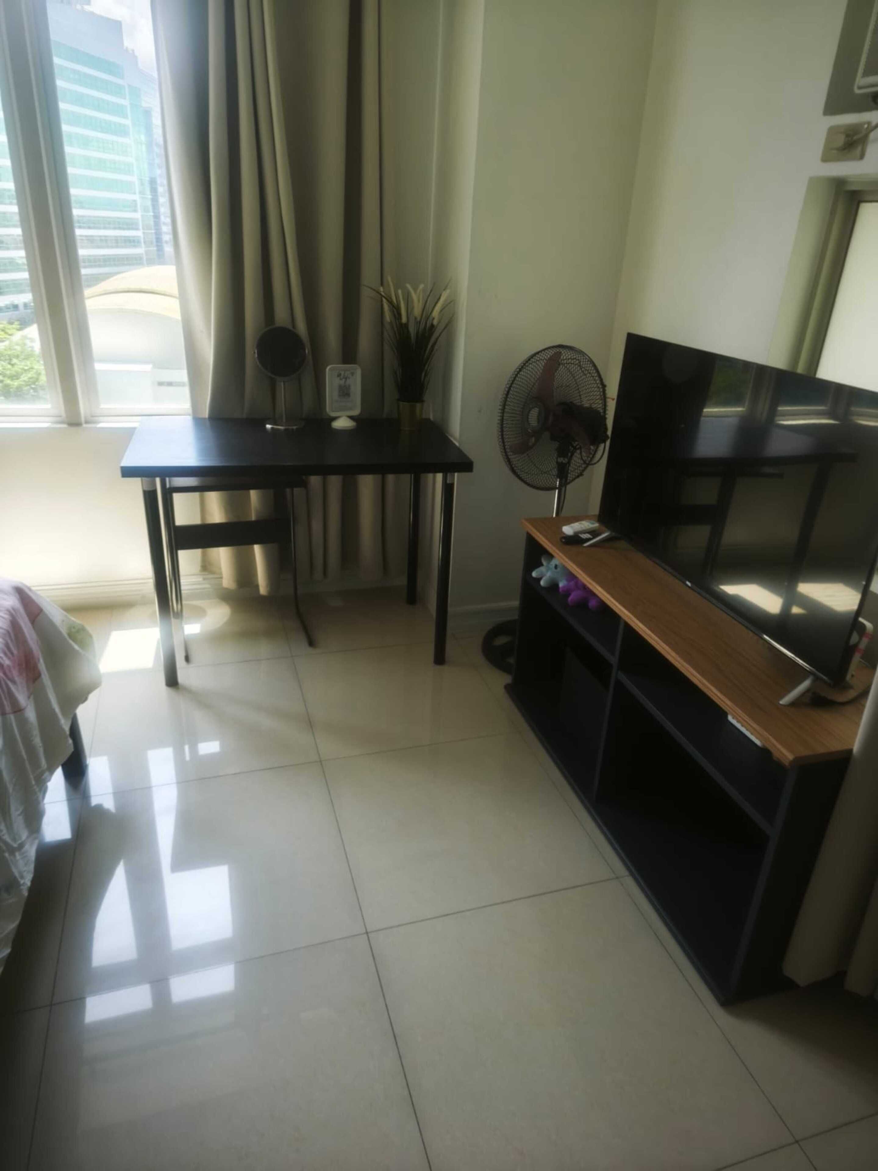Comfort Studio, 1 Queen Bed with Sofa bed, Pool Access, City View | Living area | 43-inch Smart TV with cable channels, books