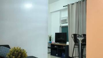 Comfort-Studio, 1 Queen-Bett und Schlafsofa, Poolzugang, Stadtblick | Wohnbereich