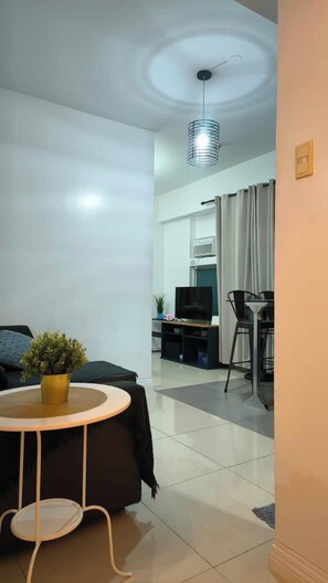 Comfort-Studio, 1 Queen-Bett und Schlafsofa, Poolzugang, Stadtblick | Wohnbereich