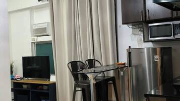 Studio Comfort, 1 Tempat Tidur Queen dengan tempat tidur Sofa, akses ke kolam renang | Makan di kamar