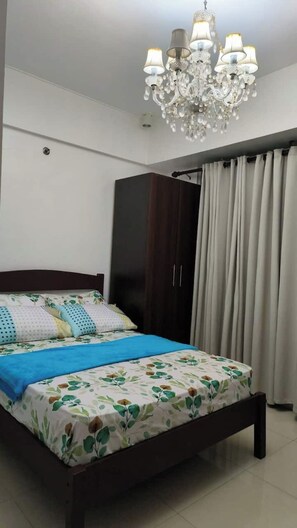 Comfort Studio, 1 Queen Bed with Sofa bed, Pool Access, City View | Living area - Studio at Stamford Executive Residences (Taguig)