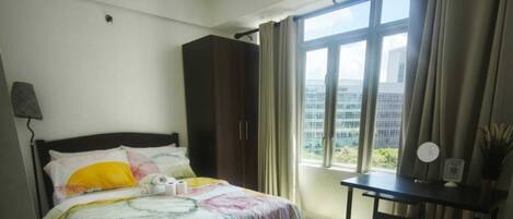 Comfort Studio, 1 Queen Bed with Sofa bed, Pool Access, City View | Living area | 43-inch Smart TV with cable channels, books