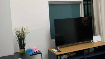 Comfort-Studio, 1 Queen-Bett und Schlafsofa, Poolzugang, Stadtblick | Wohnbereich